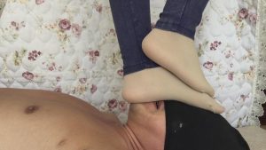 美女坡跟鞋踩软腹全程语言 脚煽脸 全体重跺踩正脸