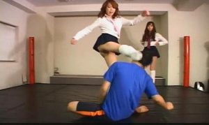 美女学生暴力踩踏跳脸