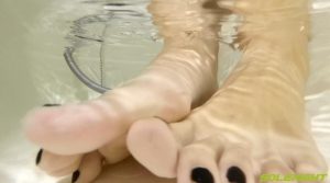 【重磅精品】约拍超美牛仔美女浴室玩弄玉足1
