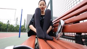 朋友的舞蹈女友偷偷约拍厚黑棉袜 《无声音》