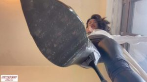 女巨人教师缩小学生当惩罚-97LZTD-83506230