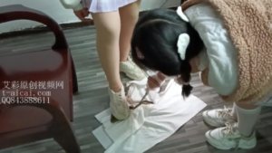 姐妹俩穿着JK踩牛蛙 YC-221208-7-97LZTD-103144