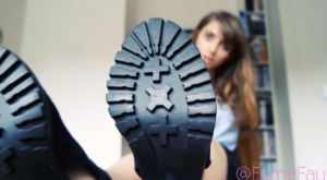 气质长腿金发美女第一人称丝袜高跟小皮鞋POV贱狗只配当脚垫-97LZTDGXFC-000003132704109
