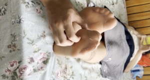 渣男原创，清纯眼镜小妹被狠狠tk，每次趁她转身不注意都舔她脚-97LZTDGXFC-00000313271531