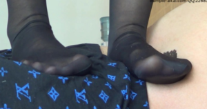 中筒黑丝踩肚子特写-97LZTDGXFC-00000313271535