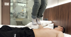 【维族女大】临床医学生板鞋裸足跳踩-97LZTDGXFC-00000313271566