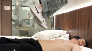 【维族女大】临床医学生板鞋裸足跳踩-97LZTDGXFC-00000313271566