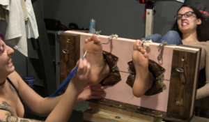 TickledPink - Adele gets some payback on Amanda -97LZTDGXFC-00000313271715