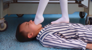 女护士对无理取闹的熊孩子进行强制治疗-97LZTDGXFC-00000313271819