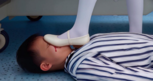 女护士对无理取闹的熊孩子进行强制治疗-97LZTDGXFC-00000313271819