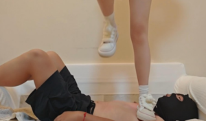 【念安工作室】高三女生全体重踩踏踩脸-97LZTDGXFC-00000313271876