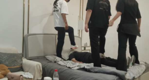 精神小妹三人棉袜暴力霸凌狗奴-97LZTDGXFC-00000313272089